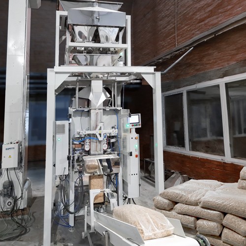 Дозировочно-упаковочный автомат и отводящий конвейер